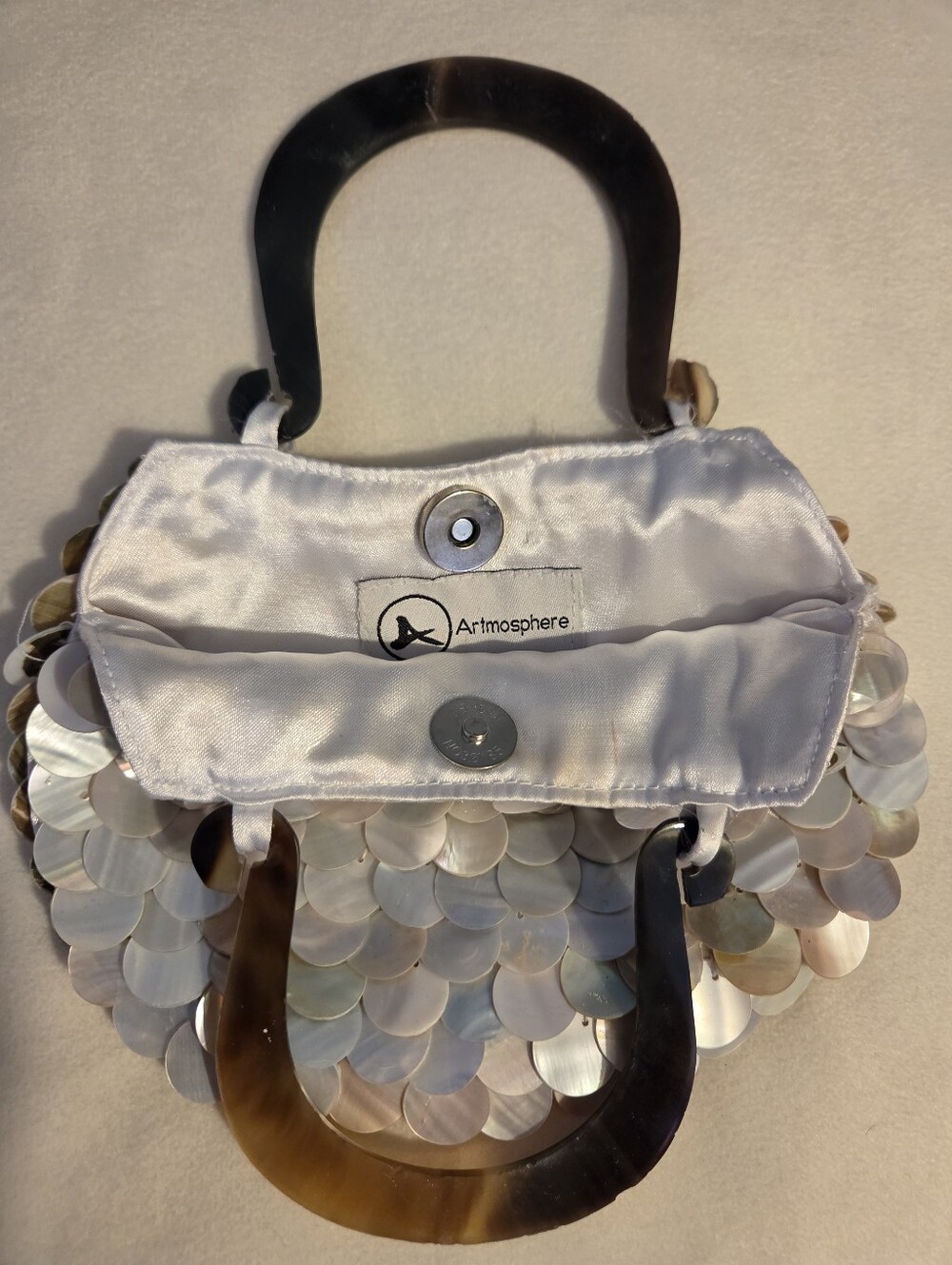 Elegant Iridescent Abalone Shell Disc Handbag with Dark Handle - Picture 2 of 2